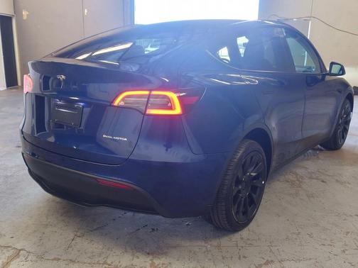 2022 Tesla Model Y Long Range Dual Motor All-Wheel Drive