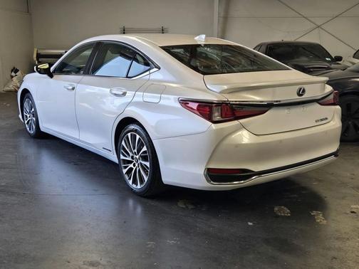 Eminent White Pearl 2021 Lexus ES 300h Base