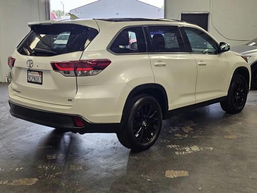 Blizzard Pearl 2019 Toyota Highlander SE