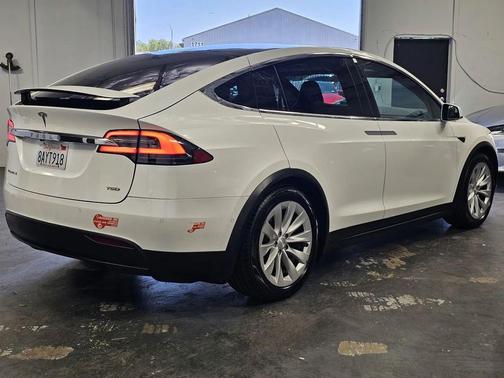 Pearl White Multi-Coat 2017 Tesla Model X