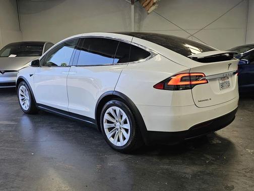 Pearl White Multi-Coat 2017 Tesla Model X