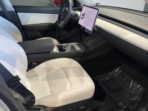 white 2021 Tesla Model Y Performance Dual Motor All-Wheel Drive
