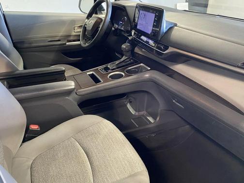 2023 Toyota Sienna LE