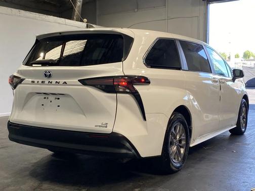 2023 Toyota Sienna LE