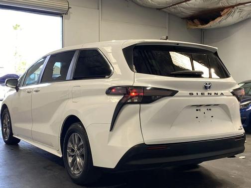2023 Toyota Sienna LE