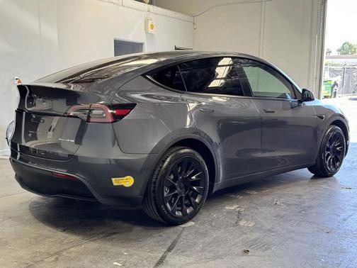 2022 Tesla Model Y Long Range Dual Motor All-Wheel Drive
