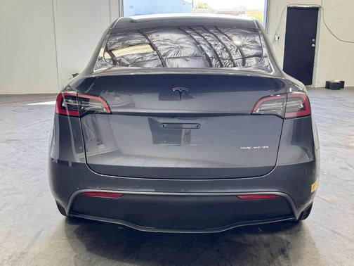 2022 Tesla Model Y Long Range Dual Motor All-Wheel Drive