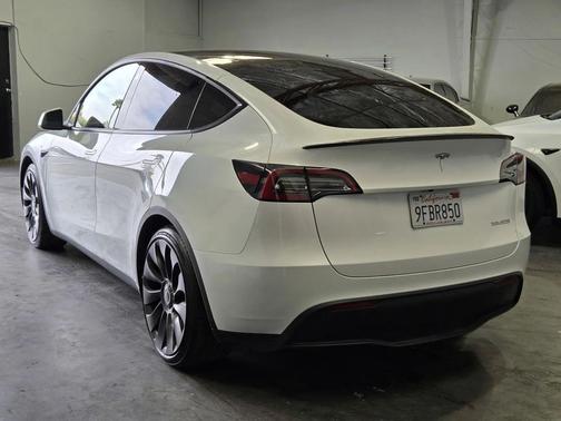 White 2023 Tesla Model Y Performance Dual Motor All-Wheel Drive