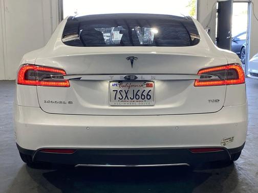 2016 Tesla Model S 70D