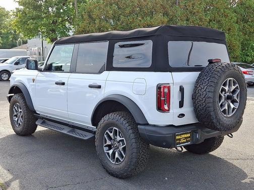 OXFORD WHITE 2025 Ford Bronco Badlands