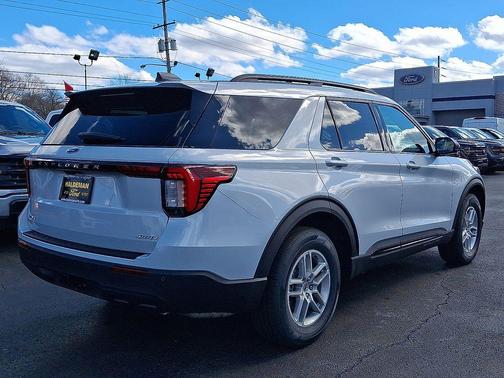 SPACE WHITE METALLIC 2026 Ford Explorer Active