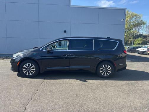 Brilliant Black Crystal Pearlcoat 2023 Chrysler Pacifica Hybrid Touring L