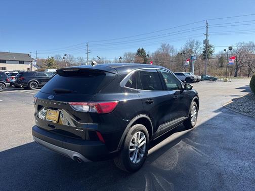 Agate Black Metallic 2022 Ford Escape SE