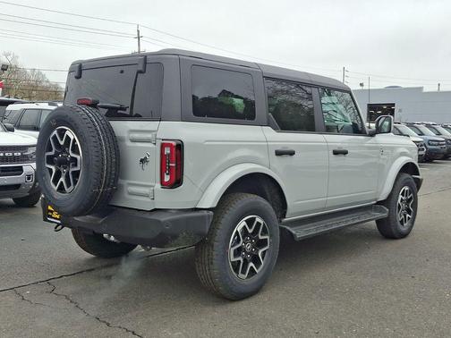 Avalanche Gray 2026 Ford Bronco Outer Banks