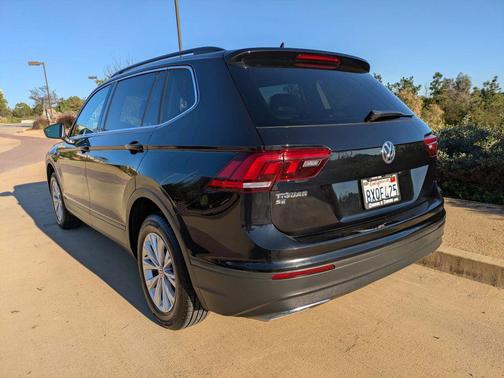 Deep Black Pearl 2019 Volkswagen Tiguan 2.0T SE
