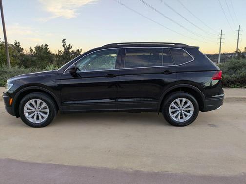 Deep Black Pearl 2019 Volkswagen Tiguan 2.0T SE