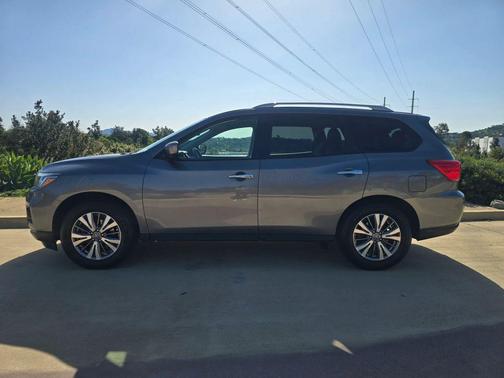 Gun Metallic 2019 Nissan Pathfinder SL