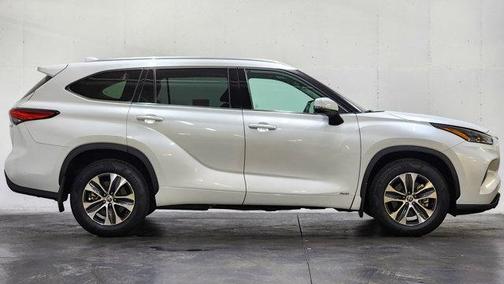 2022 Toyota Highlander Hybrid XLE