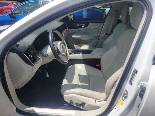 Tan 2022 Volvo S60 B5 Momentum
