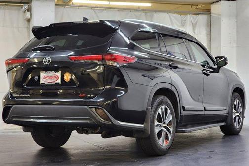 Midnight Black Metallic 2020 Toyota Highlander XLE