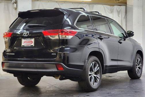 Midnight Black Metallic 2017 Toyota Highlander LE