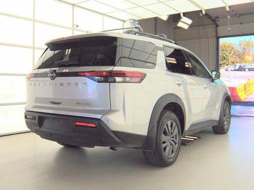 2022 Nissan Pathfinder SV