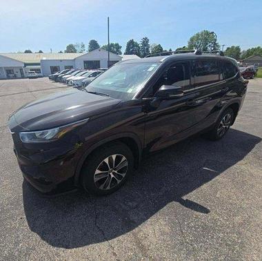 Amber 2020 Toyota Highlander XLE