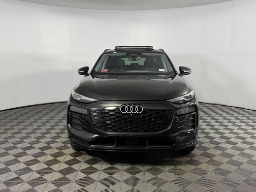 Mythos Black Metallic 2025 Audi Q6 e-tron Premium quattro