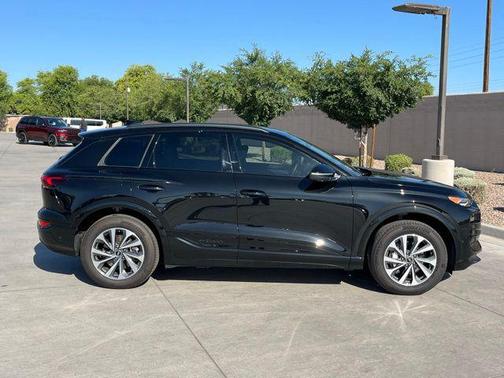 Mythos Black Metallic 2025 Audi Q6 e-tron Premium quattro