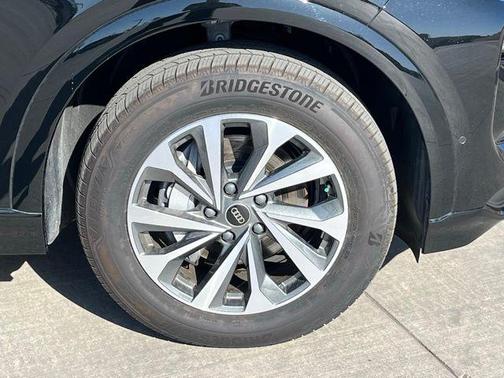Mythos Black Metallic 2025 Audi Q6 e-tron Premium quattro