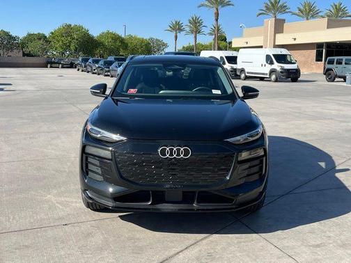 Mythos Black Metallic 2025 Audi Q6 e-tron Premium quattro