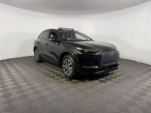 Mythos Black Metallic 2025 Audi Q6 e-tron Premium quattro