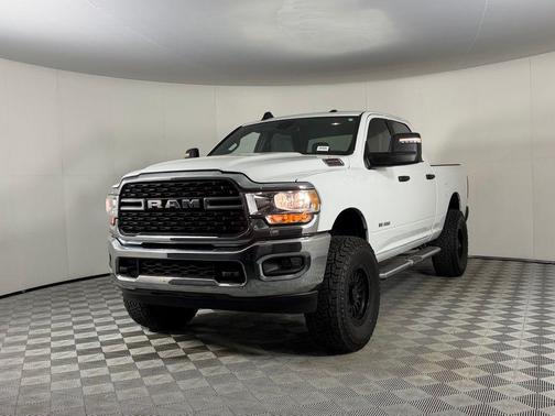 Bright White Clearcoat 2024 RAM 2500 Big Horn Crew Cab 4x4 6'4' Box