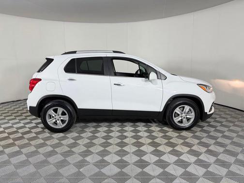 Summit White 2018 Chevrolet Trax LT