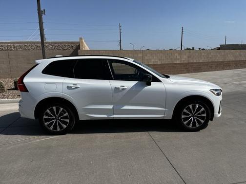 2024 Volvo XC60 B5 Core Dark Theme