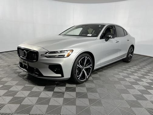 2024 Volvo S60 B5 Plus Dark Theme