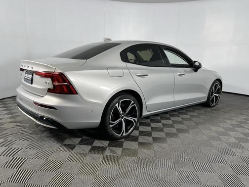 2024 Volvo S60 B5 Plus Dark Theme