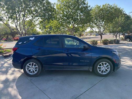Blue Glow Metallic 2022 Chevrolet Equinox LS