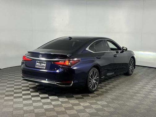 2022 Lexus ES 300h Base