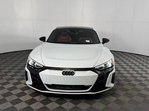 Suzuka Gray Metallic 2023 Audi e-tron GT Prestige quattro