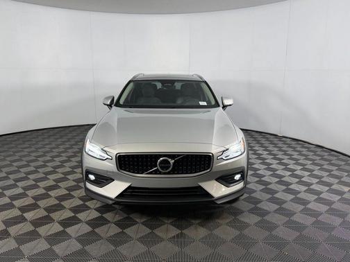 2025 Volvo V60 Cross Country Plus, B5 AWD Gas (mild hybrid)