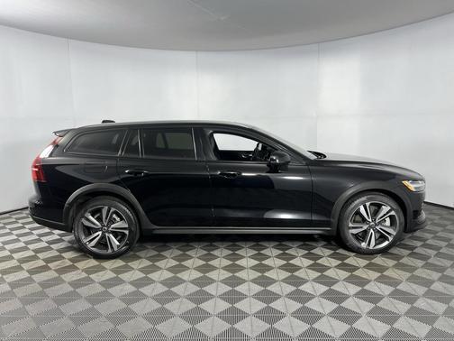 2025 Volvo V60 Cross Country B5 Plus