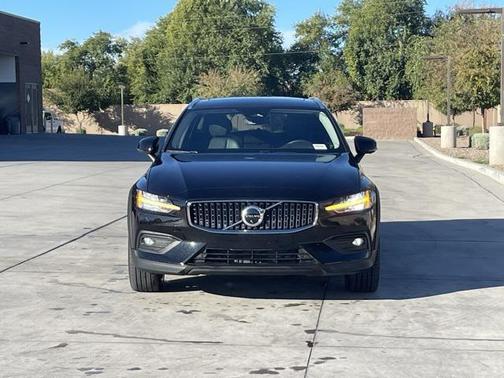 2025 Volvo V60 Cross Country B5 Plus