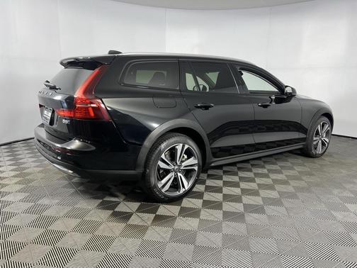 2025 Volvo V60 Cross Country B5 Plus