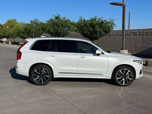 Crystal White Metallic 2023 Volvo XC90 B6 Plus 7-Seater