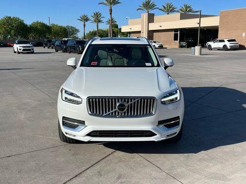 Crystal White Metallic 2023 Volvo XC90 B6 Plus 7-Seater