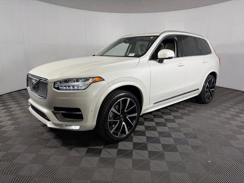 Crystal White Metallic 2023 Volvo XC90 B6 Plus 7-Seater