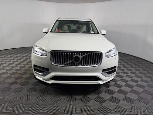 Crystal White Metallic 2023 Volvo XC90 B6 Plus 7-Seater