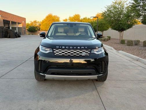 Santorini Black Metallic 2025 Land Rover Discovery P300 S