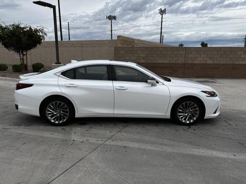 2024 Lexus ES 300h Ultra Luxury